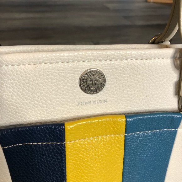 NWOT Anne Klein white purse - Picture 3 of 5